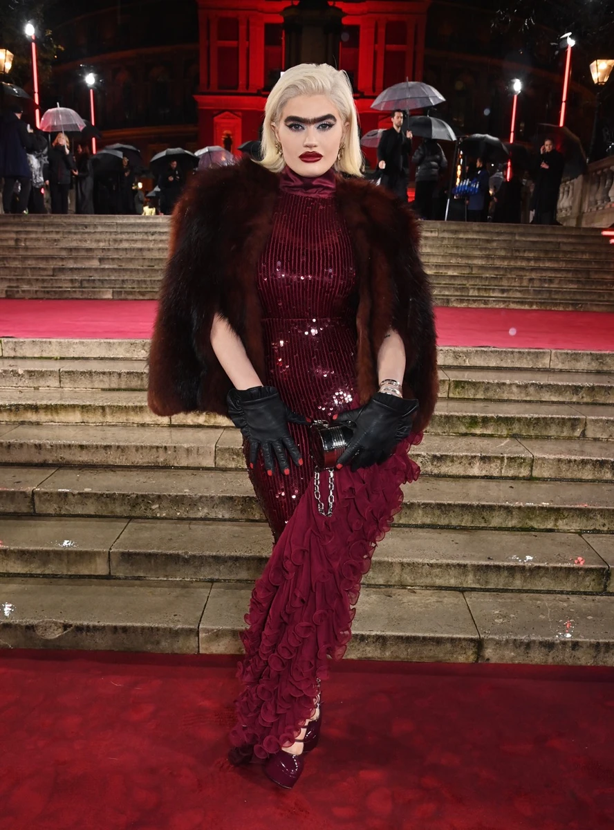 26-річна Софія обрала ефектне вбрання з асиметричним оздобленням