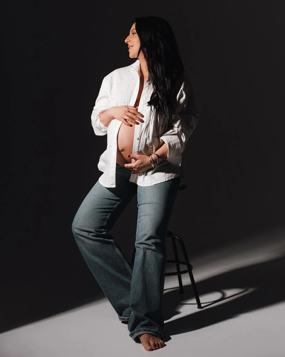 Співачка оголила вагітний животик