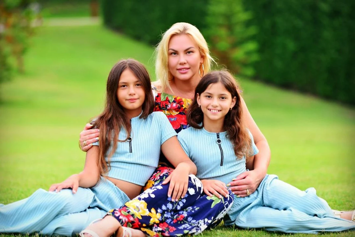 Нещодавно Камалія і Захур відпочивали з дочками у Португалії, але своє 47-річчя співачка зустріла без дівчаток 