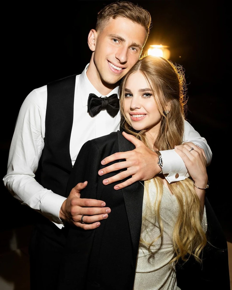 Футболіст Ілля Забарний із дружиною