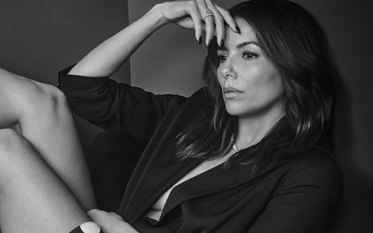 Єва Лонгорія у жакеті та спідниці