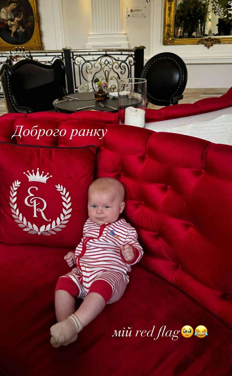 Дружина Остапчука показала їхнього сина на розкішному дивані