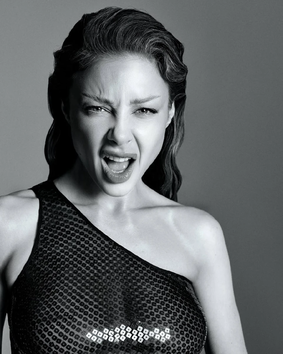 Кароль покричала для чорно-білих фото