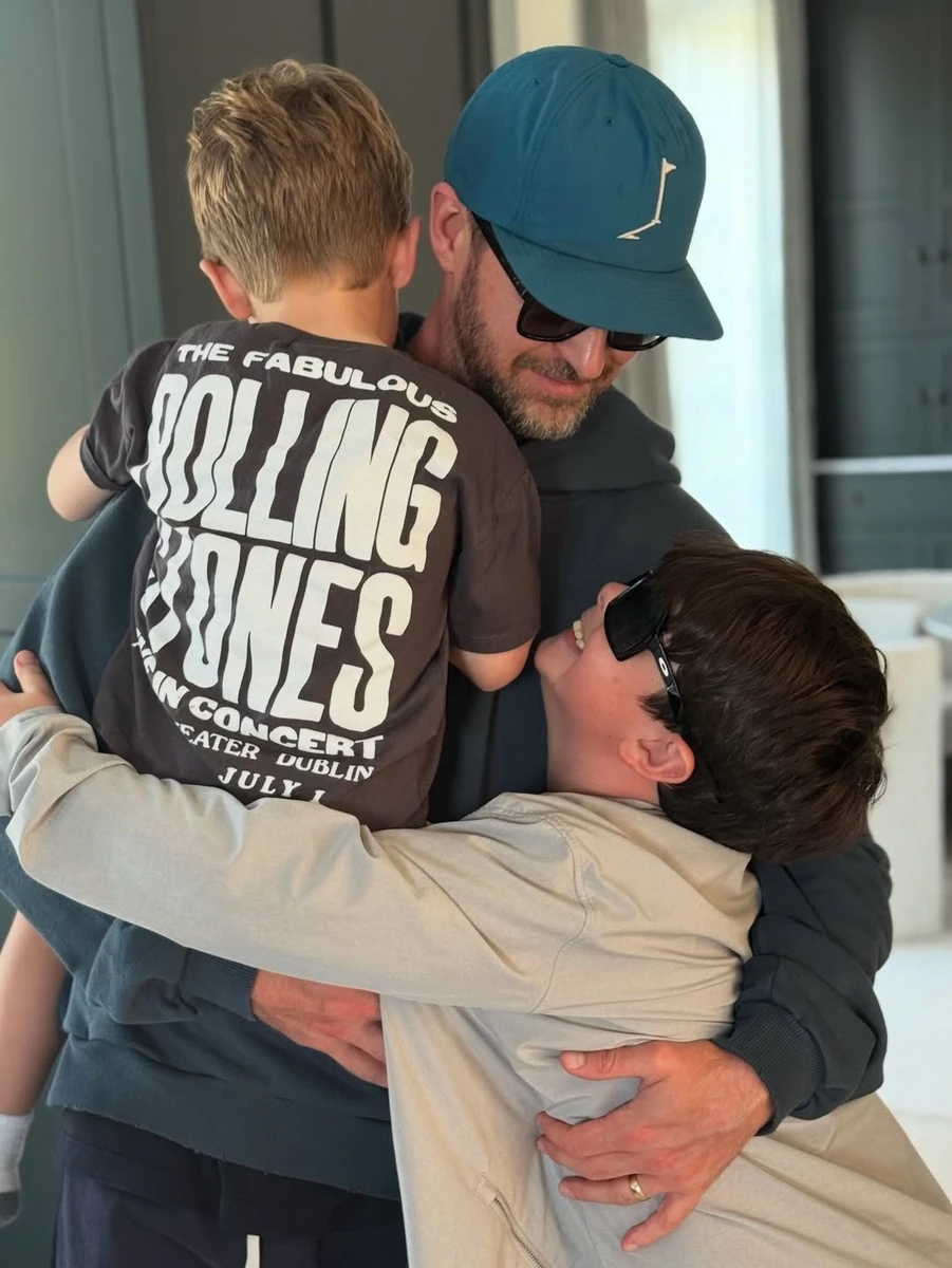 Джастін Тімберлейк попозував з двома синами з нагоди свята