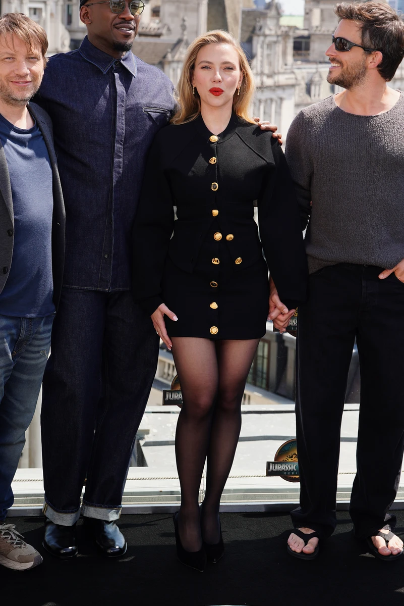 Скарлетт Йоханссон у мінілуці потрималася за ручку з актором