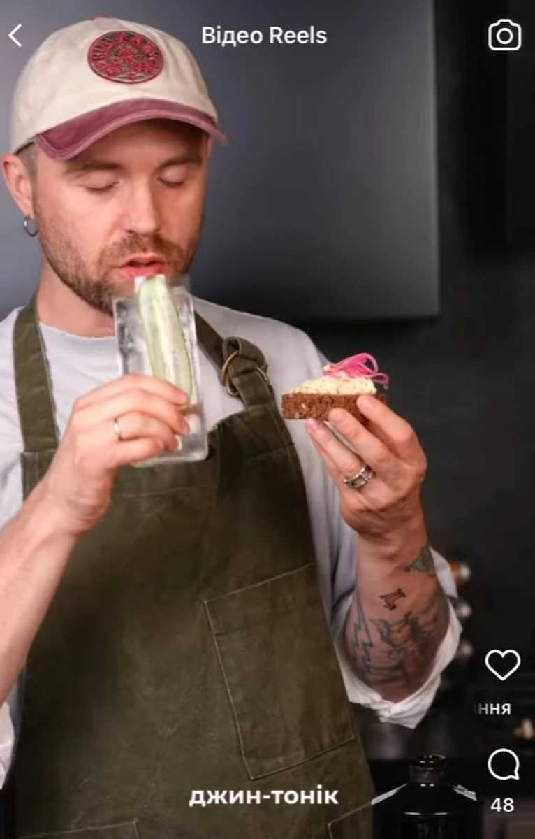 Міша Кацурін смакує канапкою