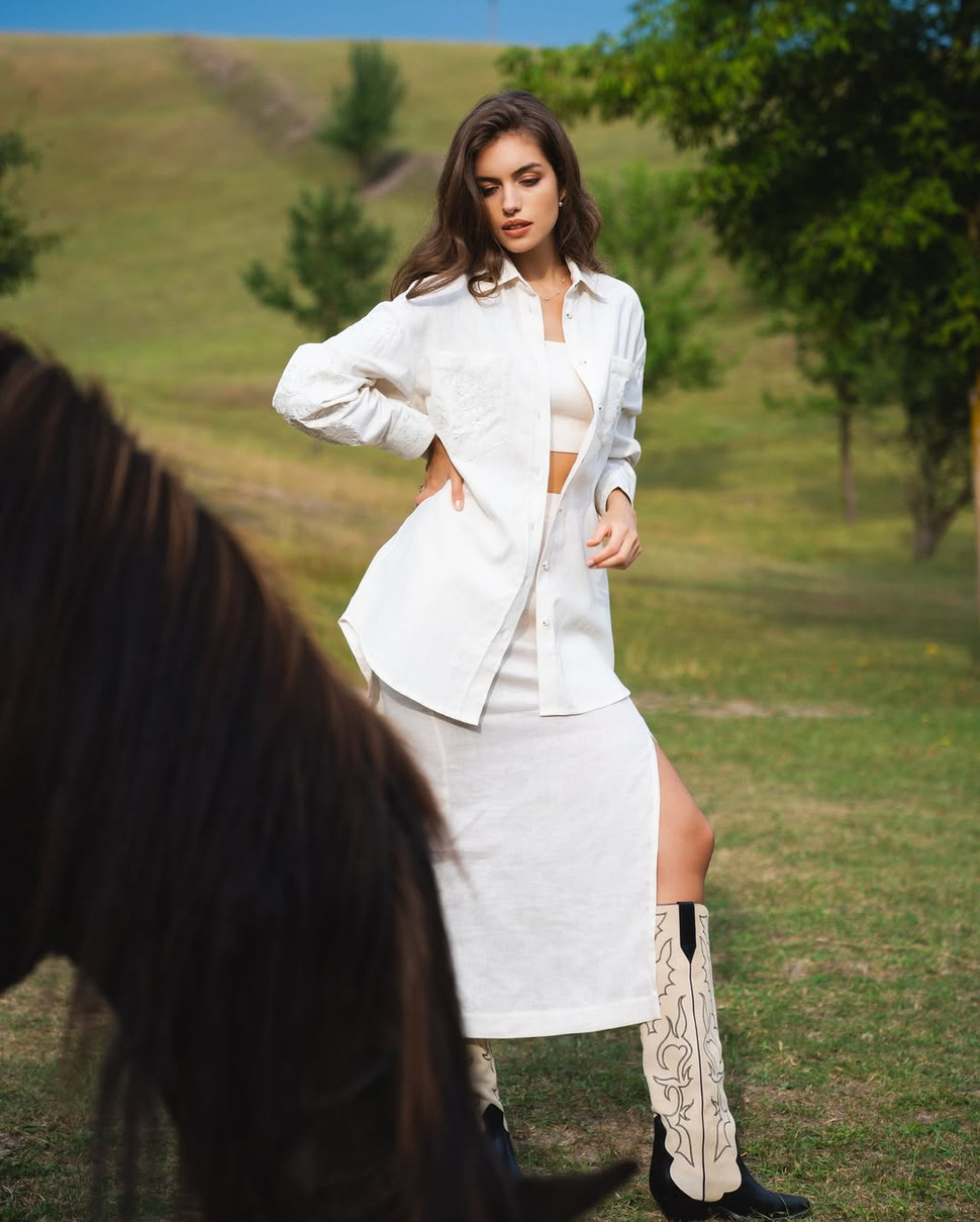 Олександра Кучеренко попозувала коло коня