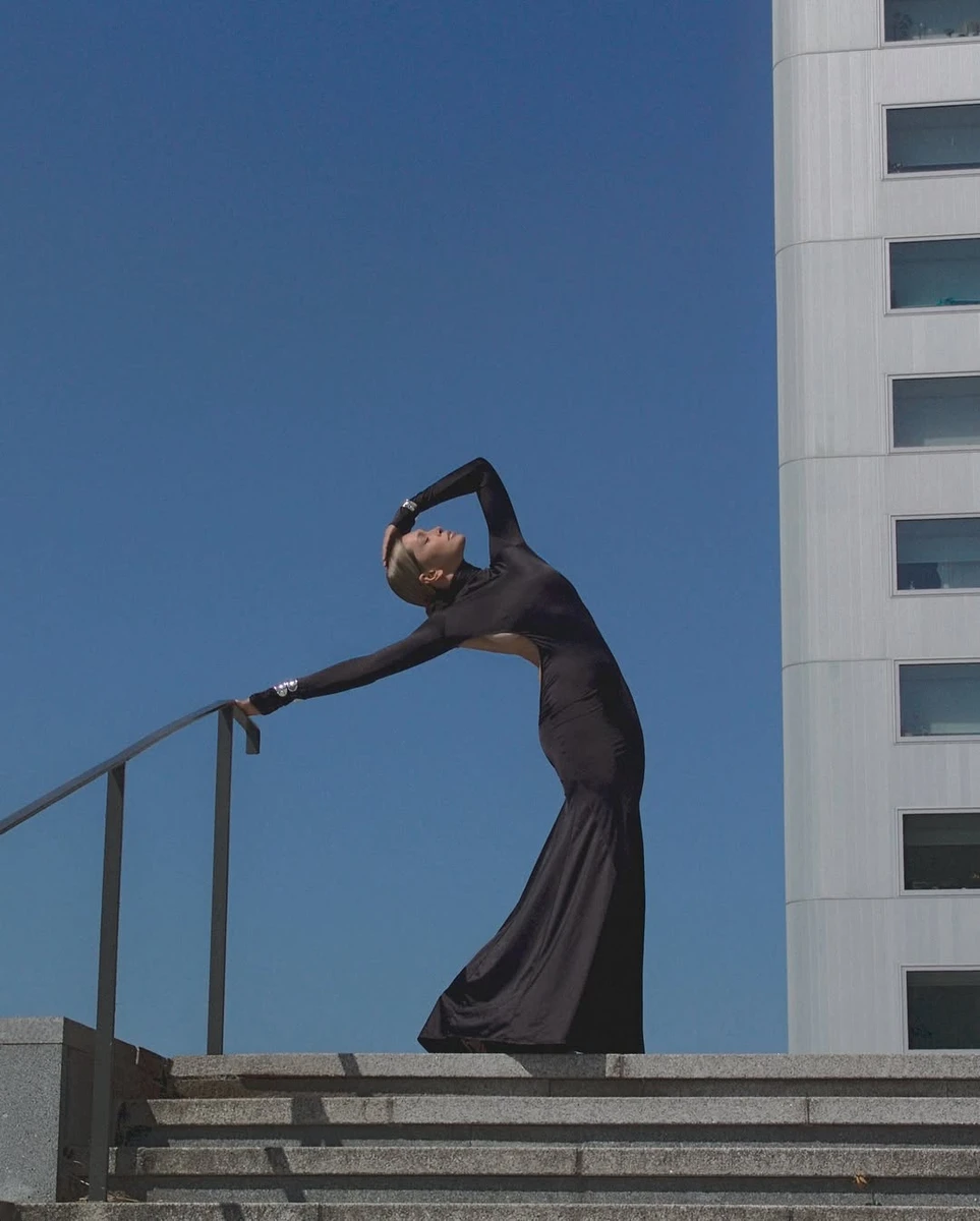 Віра Брежнєва в обтислій сукні посвітила тілом для фото