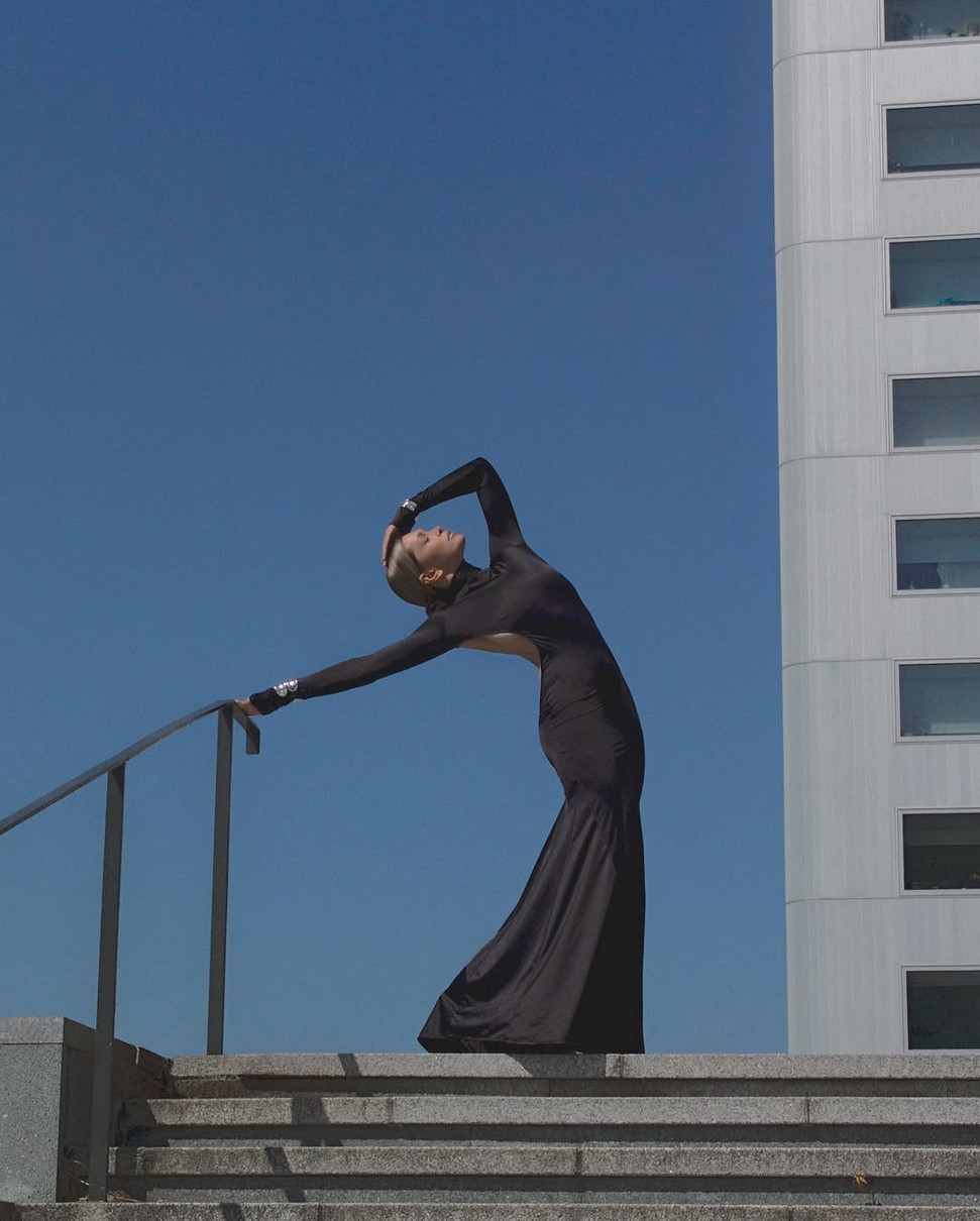 Віра Брежнєва в обтислій сукні посвітила тілом для фото