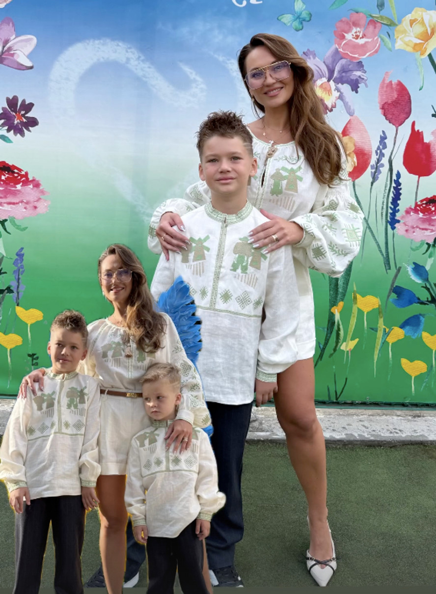 Анна Саліванчук провалилася синами у вишиванках на першому дзвонику