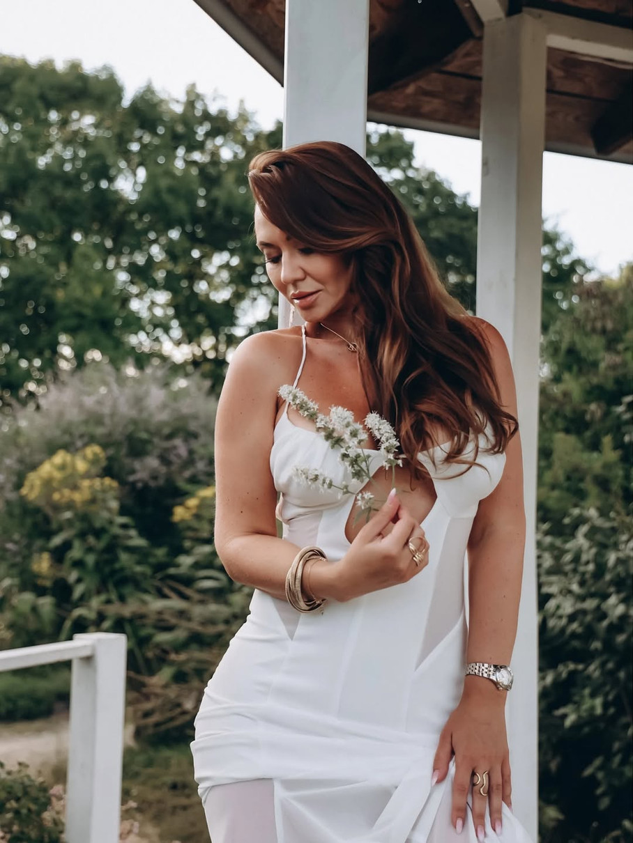 Анна Саліванчук з декольте наробила ефектних фото на природі