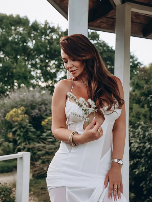 Анна Саліванчук з декольте наробила ефектних фото на природі