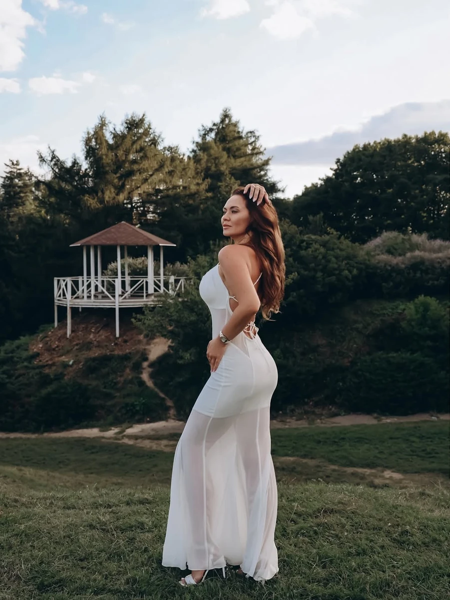 Анна Саліванчук у напівпрозорій сукні показала ніжки та сідниці