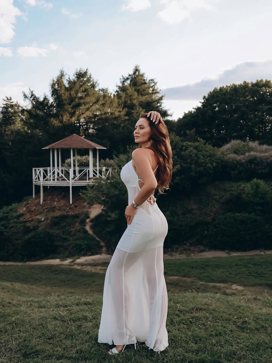 Анна Саліванчук у напівпрозорій сукні показала ніжки та сідниці