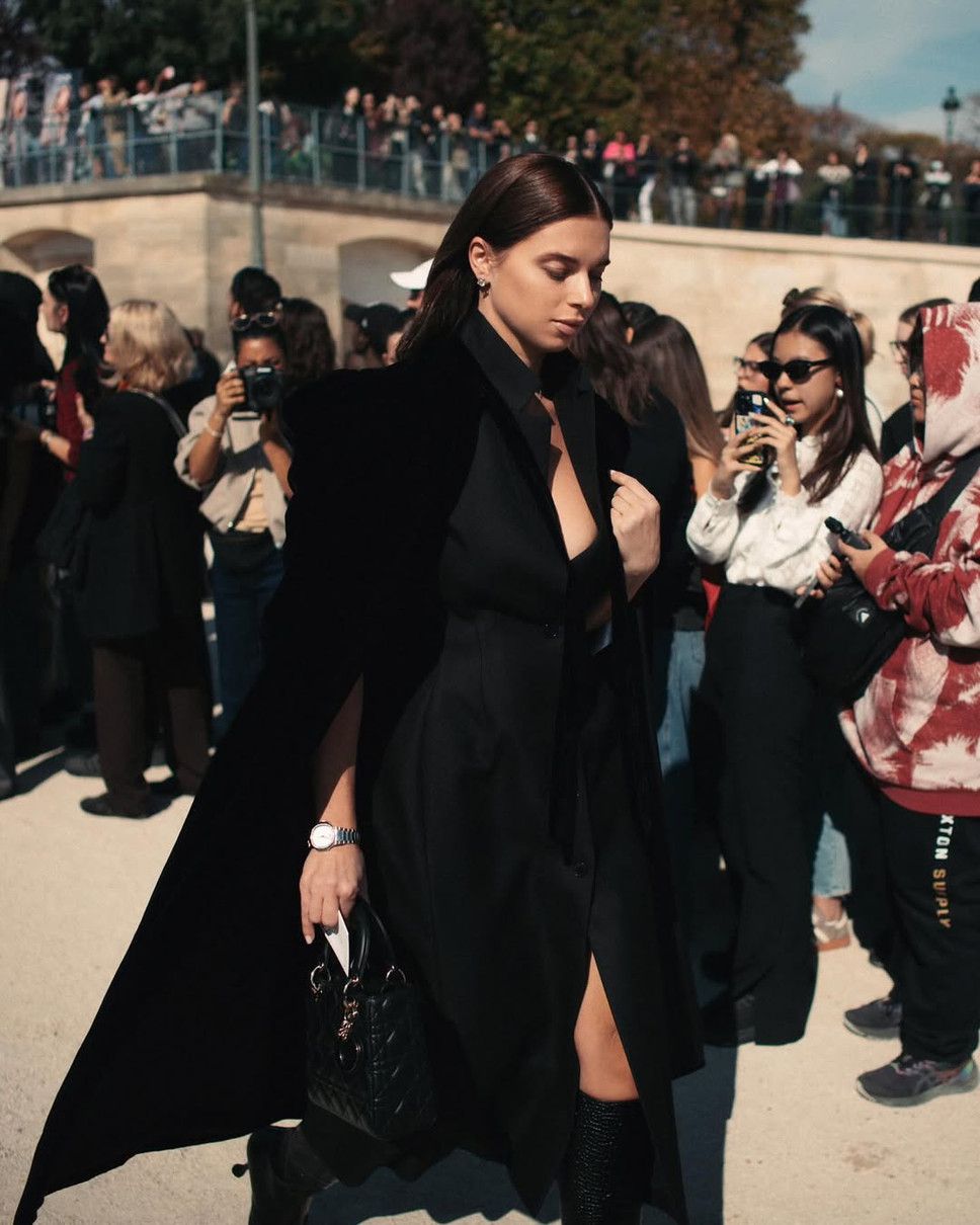 Дружина Усика з декольте і в чоботах постала на показі мод в Парижі