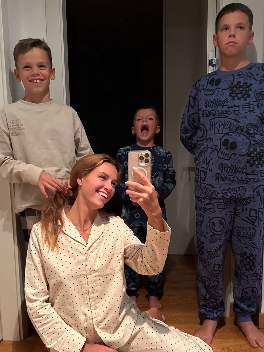 Дружина Решетніка зазнімкувалася з синами у піжамах