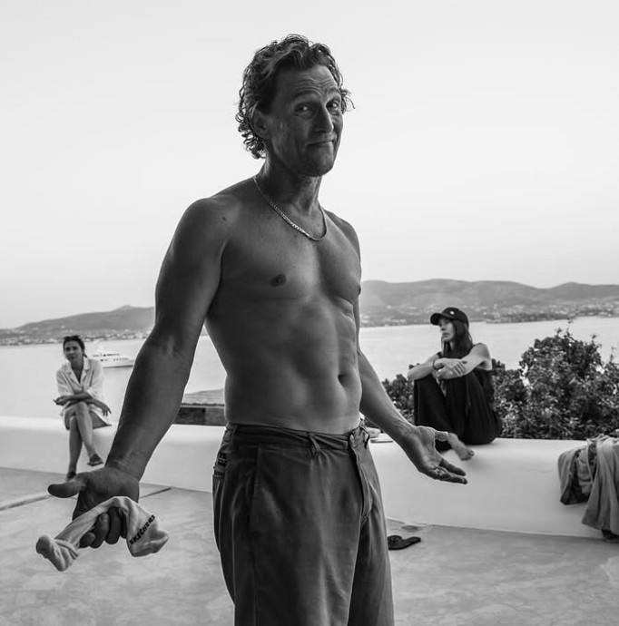 Дружина Меттью МакКонахі показала його з голим торсом на 56-річчя