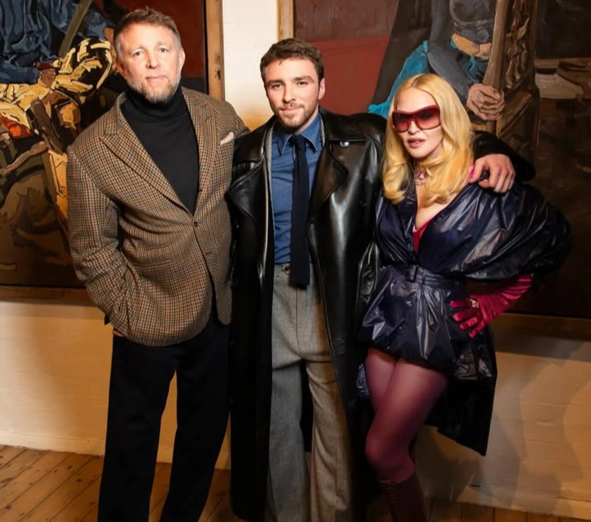 Гай Річі та Мадонна попозували разом з їхнім сином на його виставці