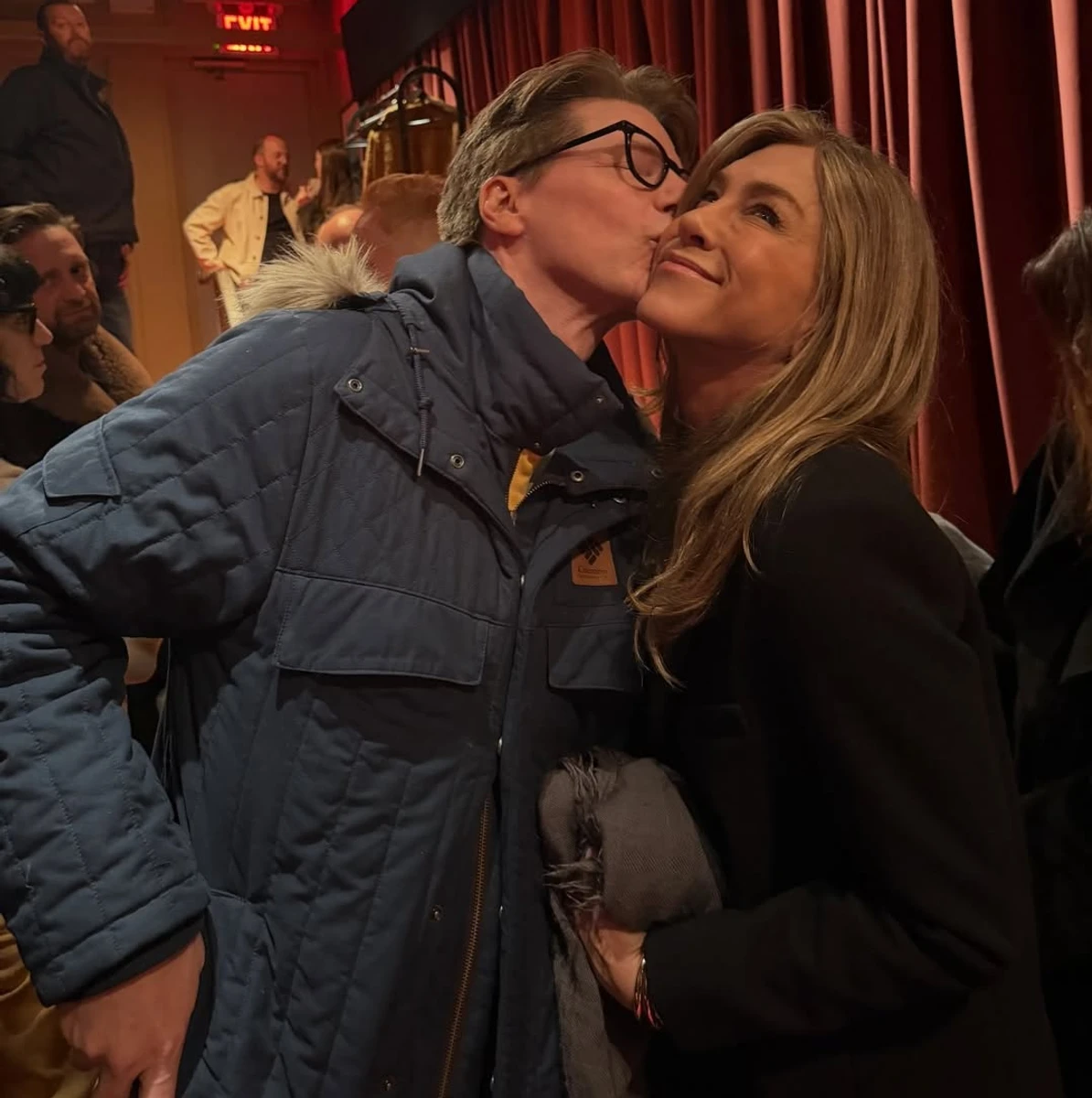 Дженніфер Еністон показала поцілунок із другом