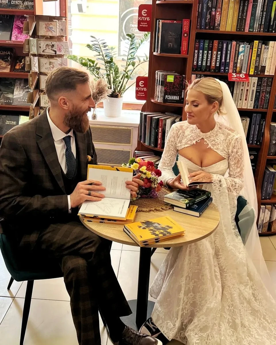 Військовий Вишебаба з нареченою попозував у книгарні на весіллі