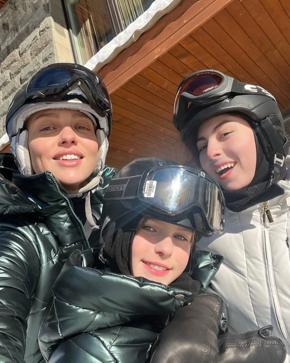 На знімку Оля з доньками: Алісою і Машею