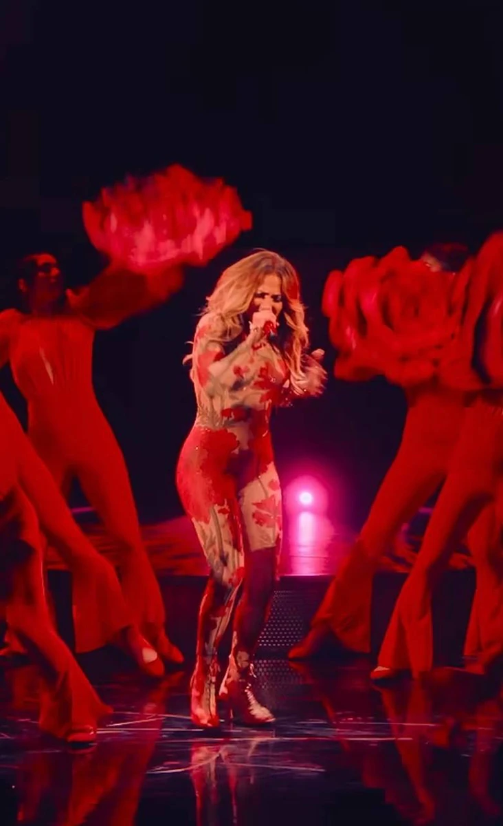 Лопес в маках російського бренду заспівала на сцені