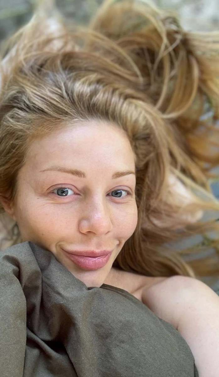 Кароль у ліжку без мейку