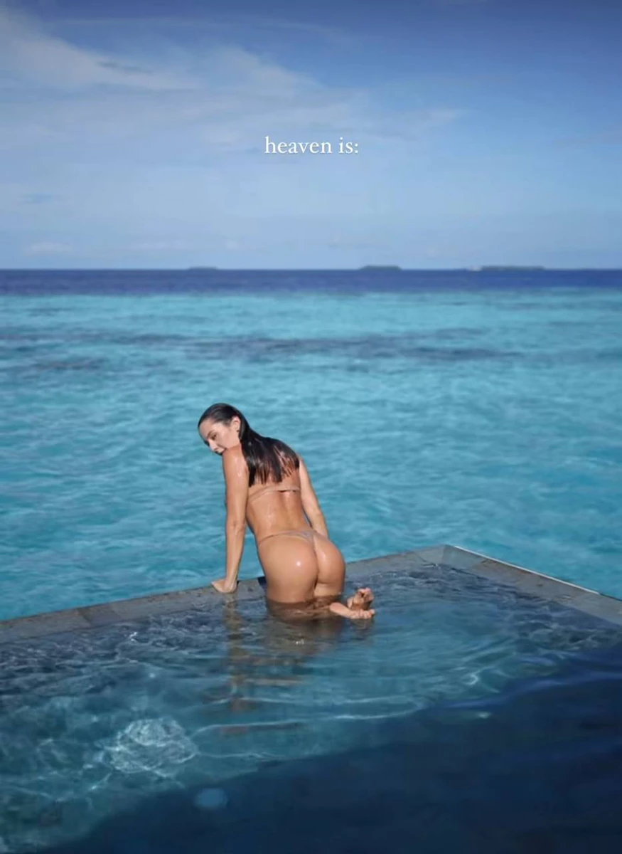 Ксюша Манекен посвітила сідницями