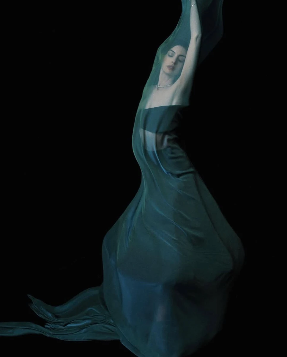 Хетевей позує в чорному топі у новій фотозйомці