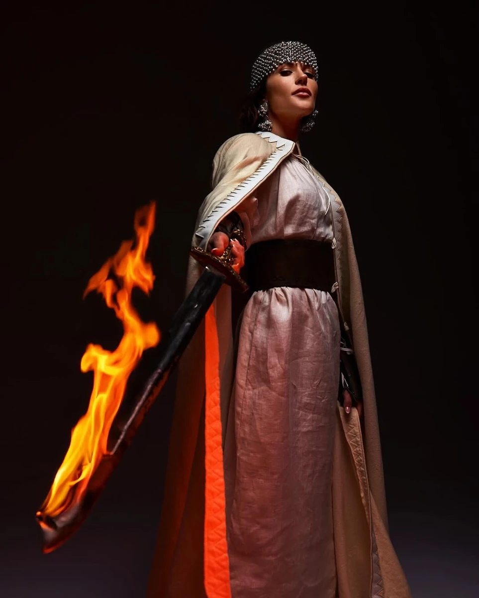 Денисенко попозувала в сукні в стилі Київської Русі