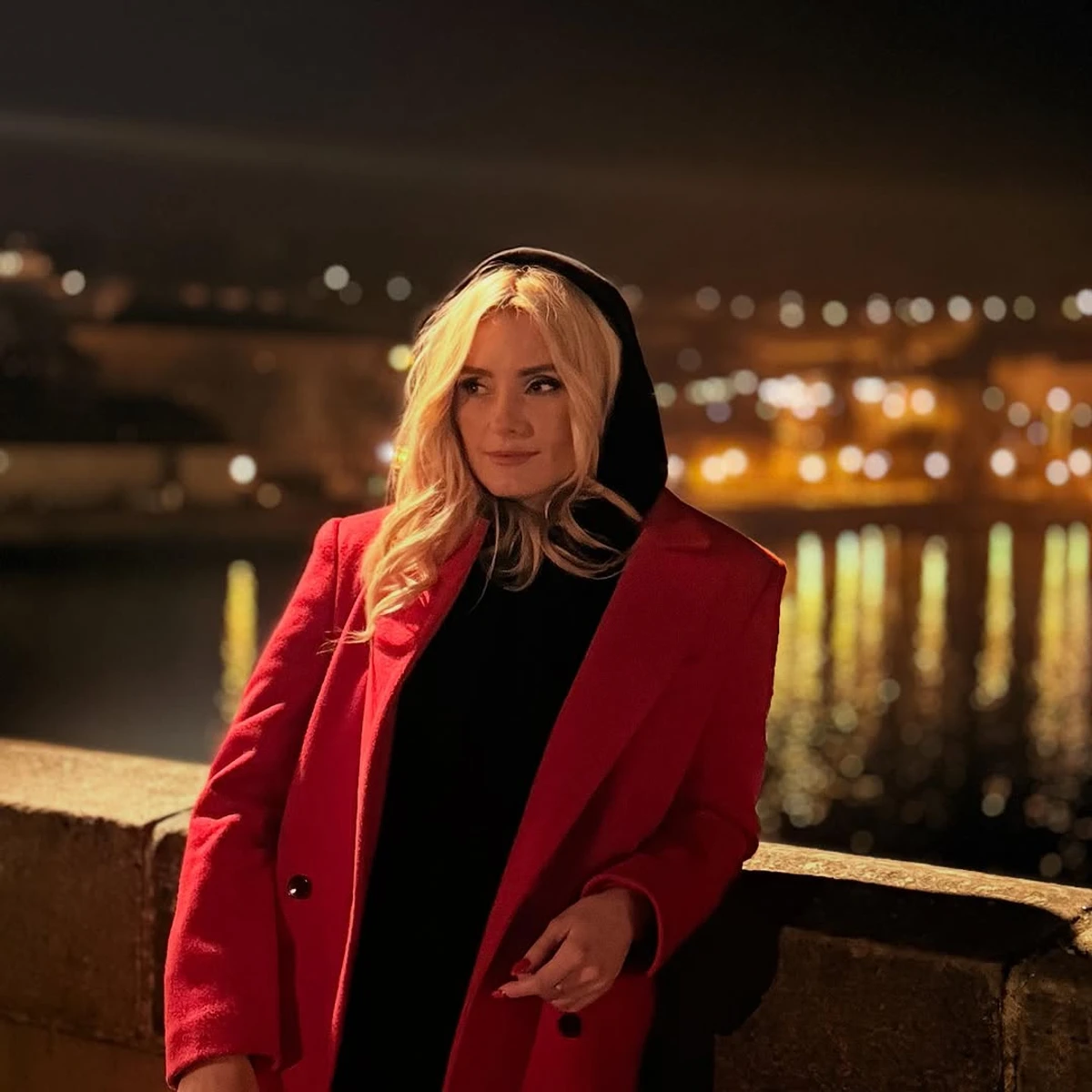 Ірина Федишин у стильному луці попозувала у Празі