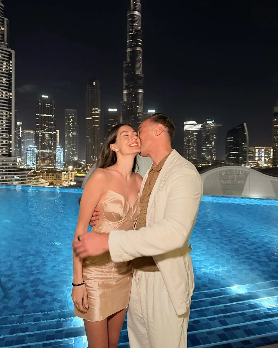 Іраклі Макацарія поцілував дружину в мінісукні