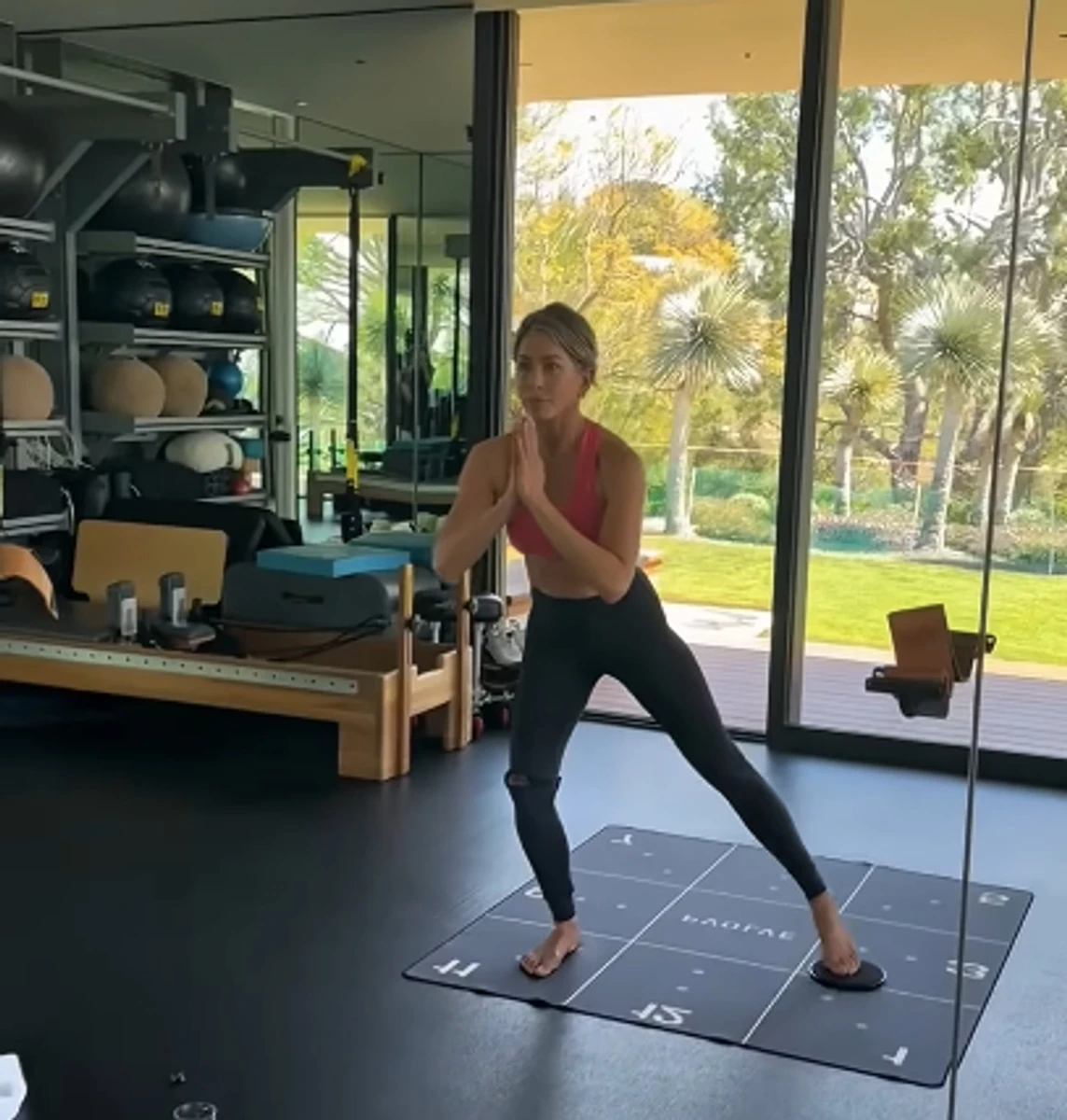 Дженніфер Еністон потренувалась у залі