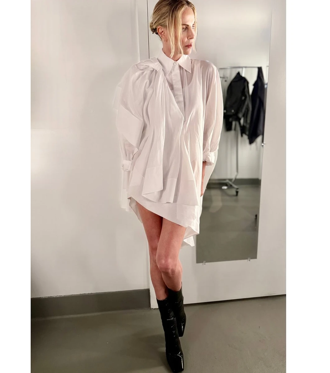 Шарліз Терон з оголеними ногами притулилася до стіни