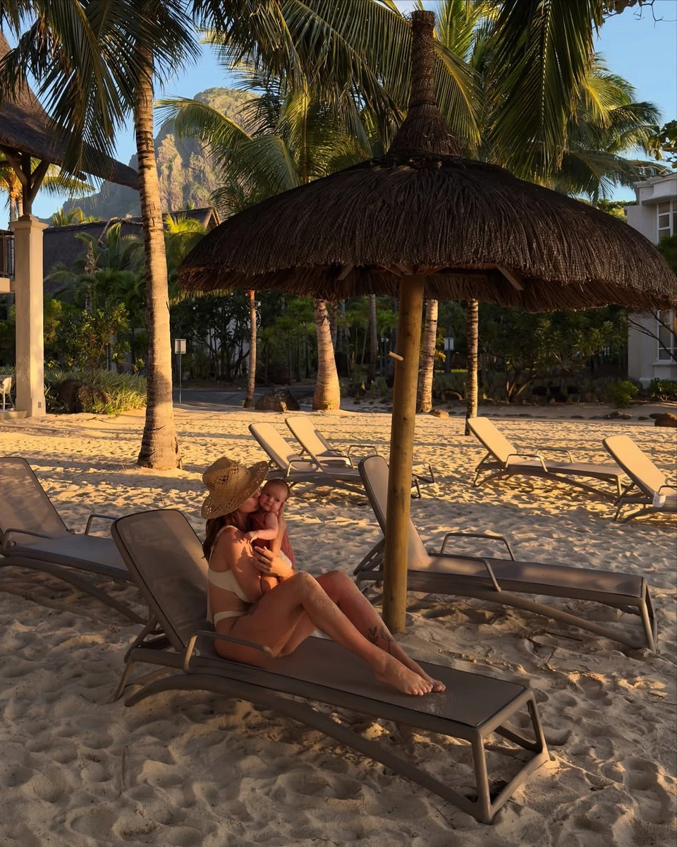 Таня Пренткович у бікіні потримала 2-місячну дочку на руках