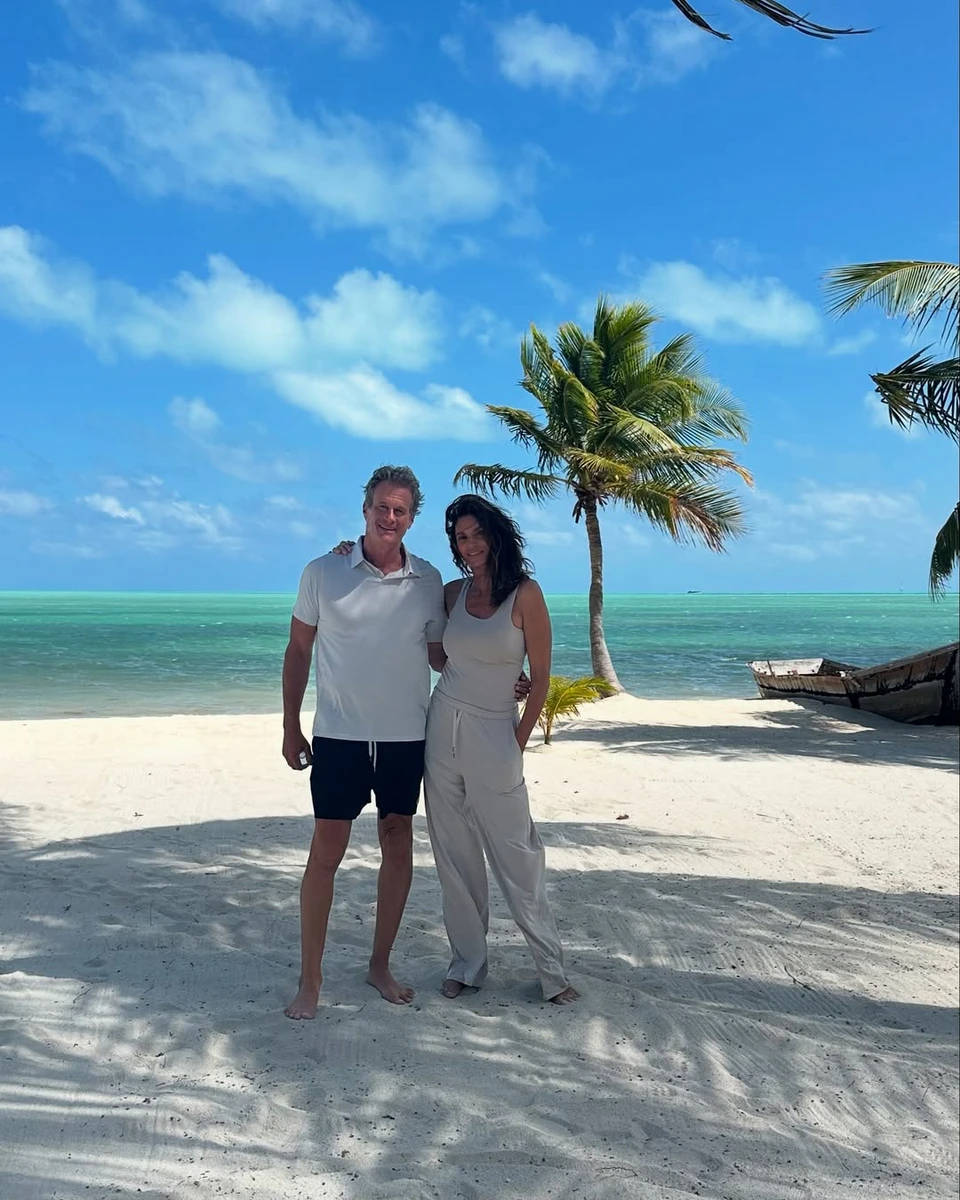 Сінді Кроуфорд з чоловіком попозувала на пляжі