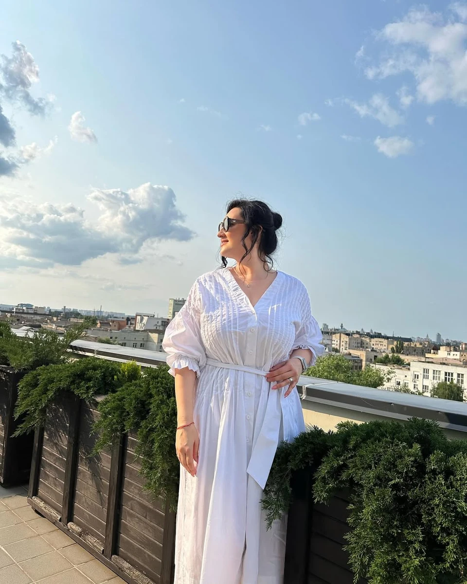Соломія Вітвіцька у ніжній сукні зазнімкувала на балконі