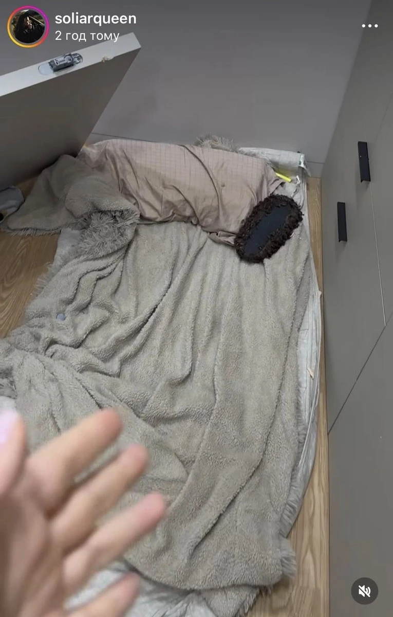 Ось тут, на підлозі в коридорі Катерина вирішила провести ніч і, ймовірно, це врятувало її життя