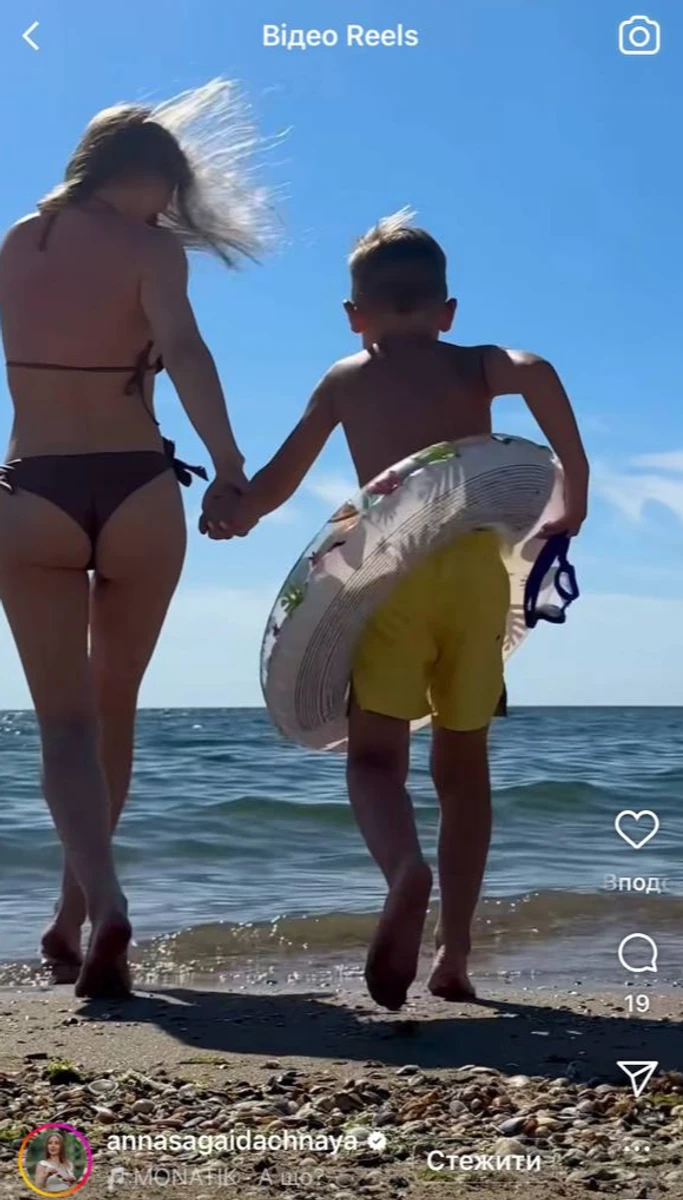Анна Сагайдачна з сином на морі