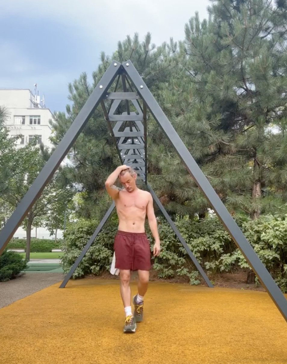 Алан Бадоєв показався без футболки на тренуванні на вулиці