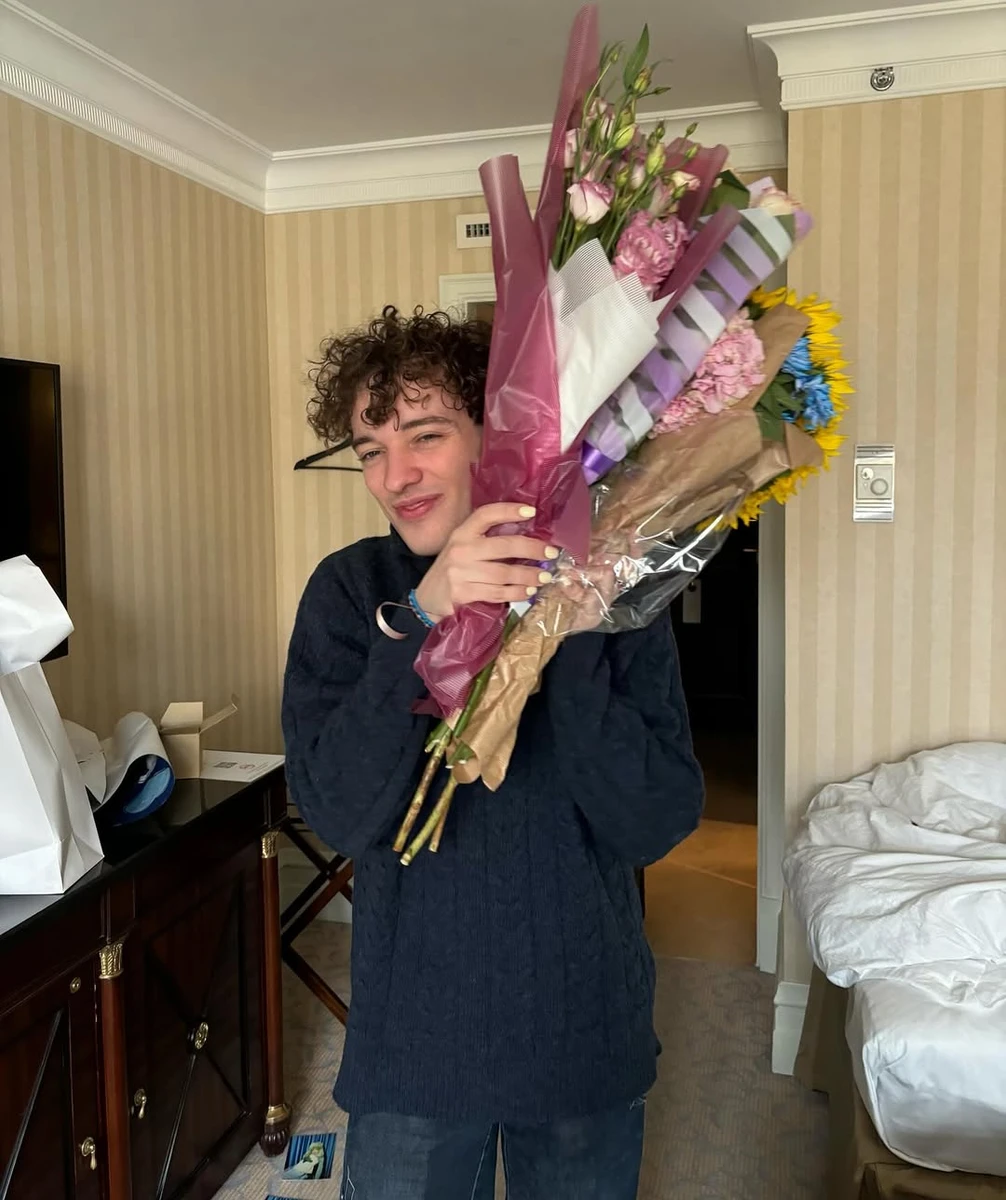 Переможець Євробачення-2024 Nemo зазнімкувалися в Києві з подарунками фанів