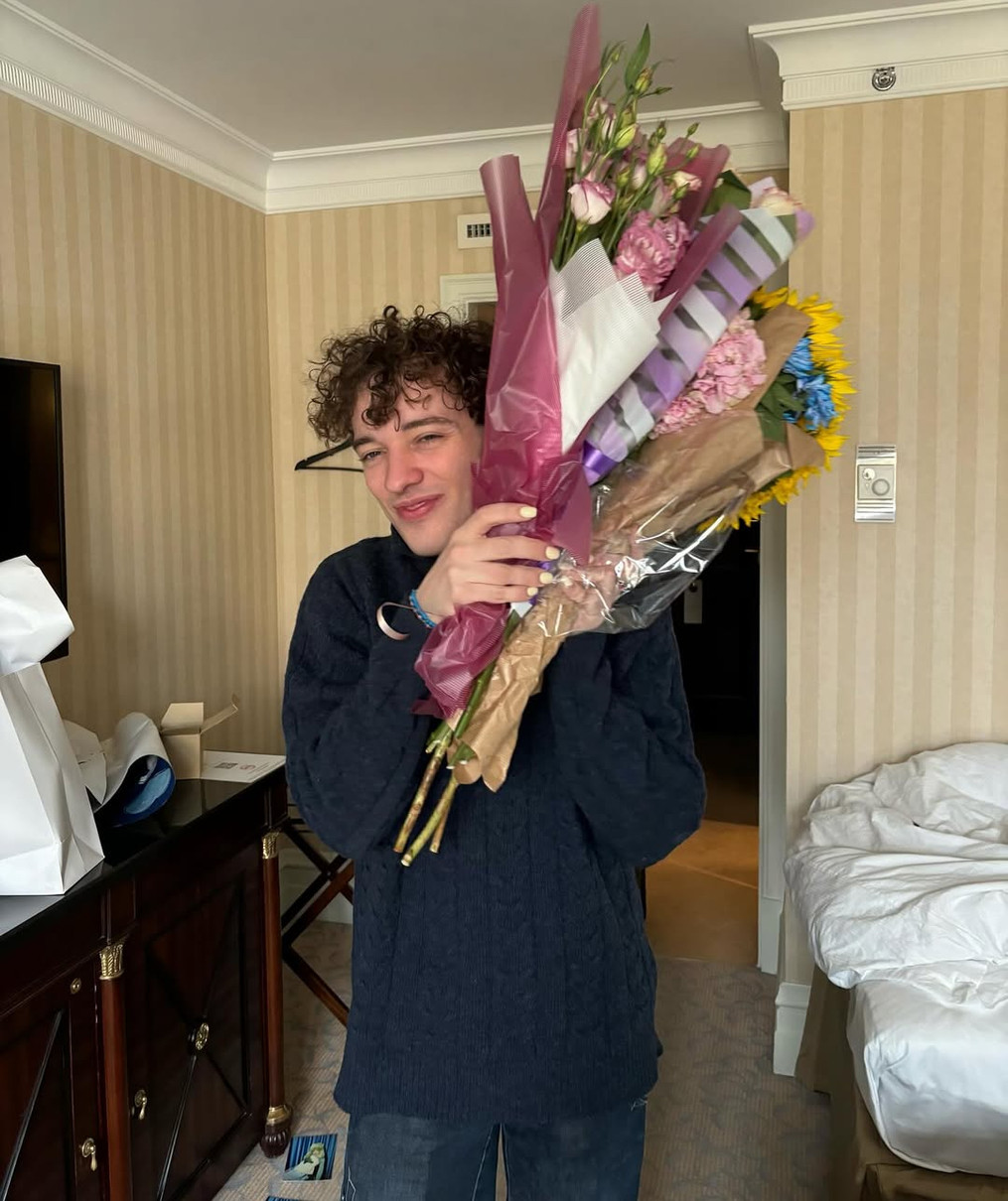 Переможець Євробачення-2024 Nemo зазнімкувалися в Києві з подарунками фанів