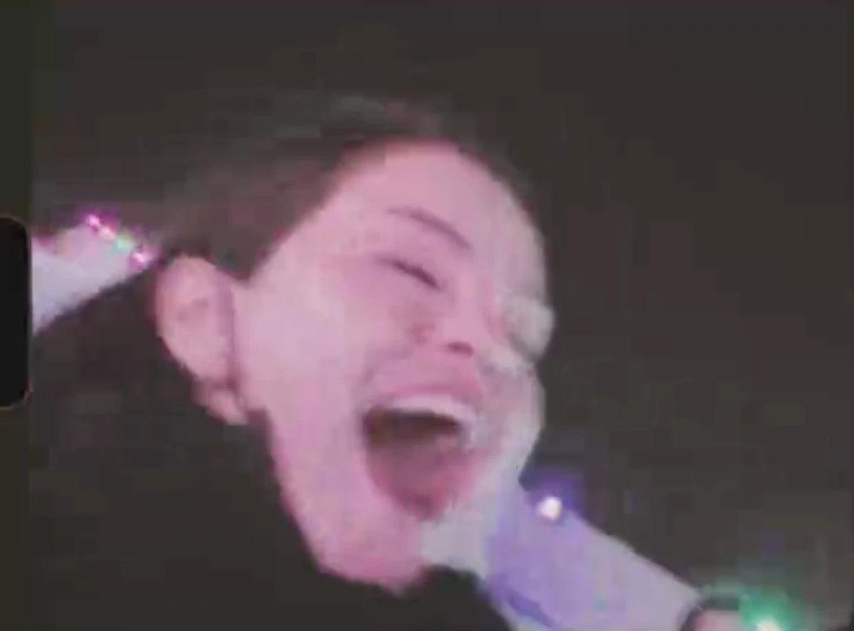 Селена Гомес наробила спішних кадрів на атракціонах в парку