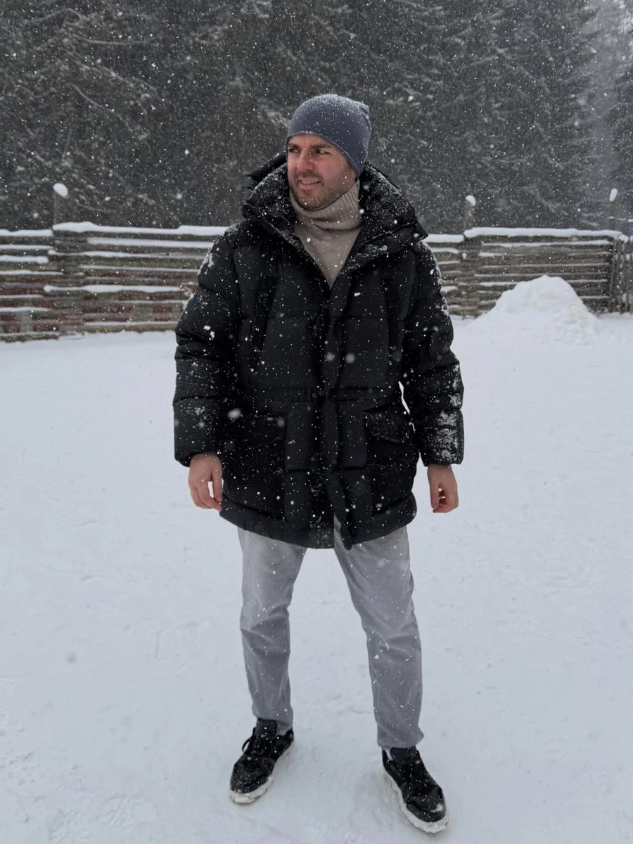 Григорій Решетнік позує для фото