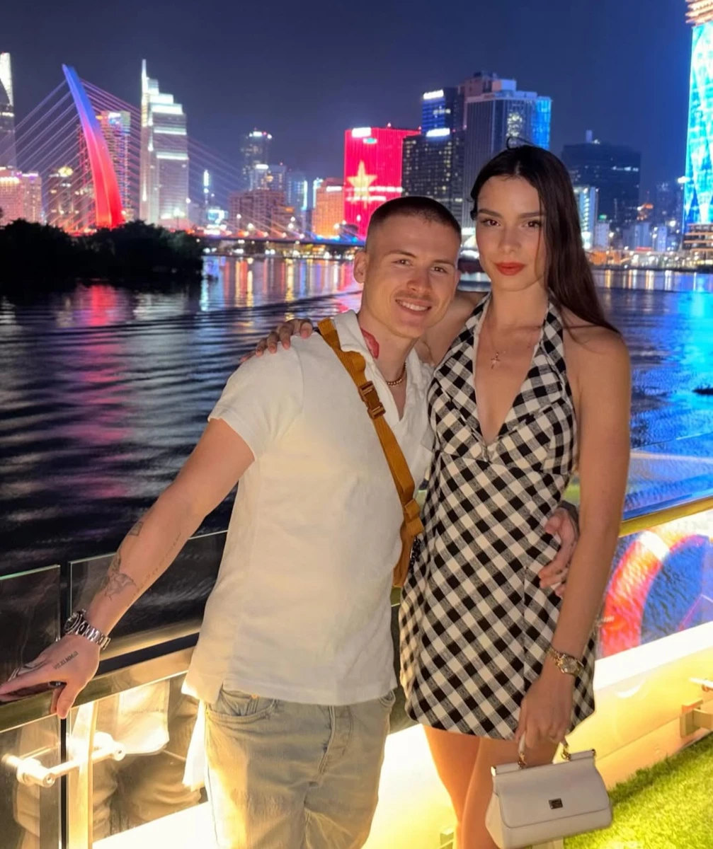 Усміхнений нащадок Стоун пригорнув кохану до себе