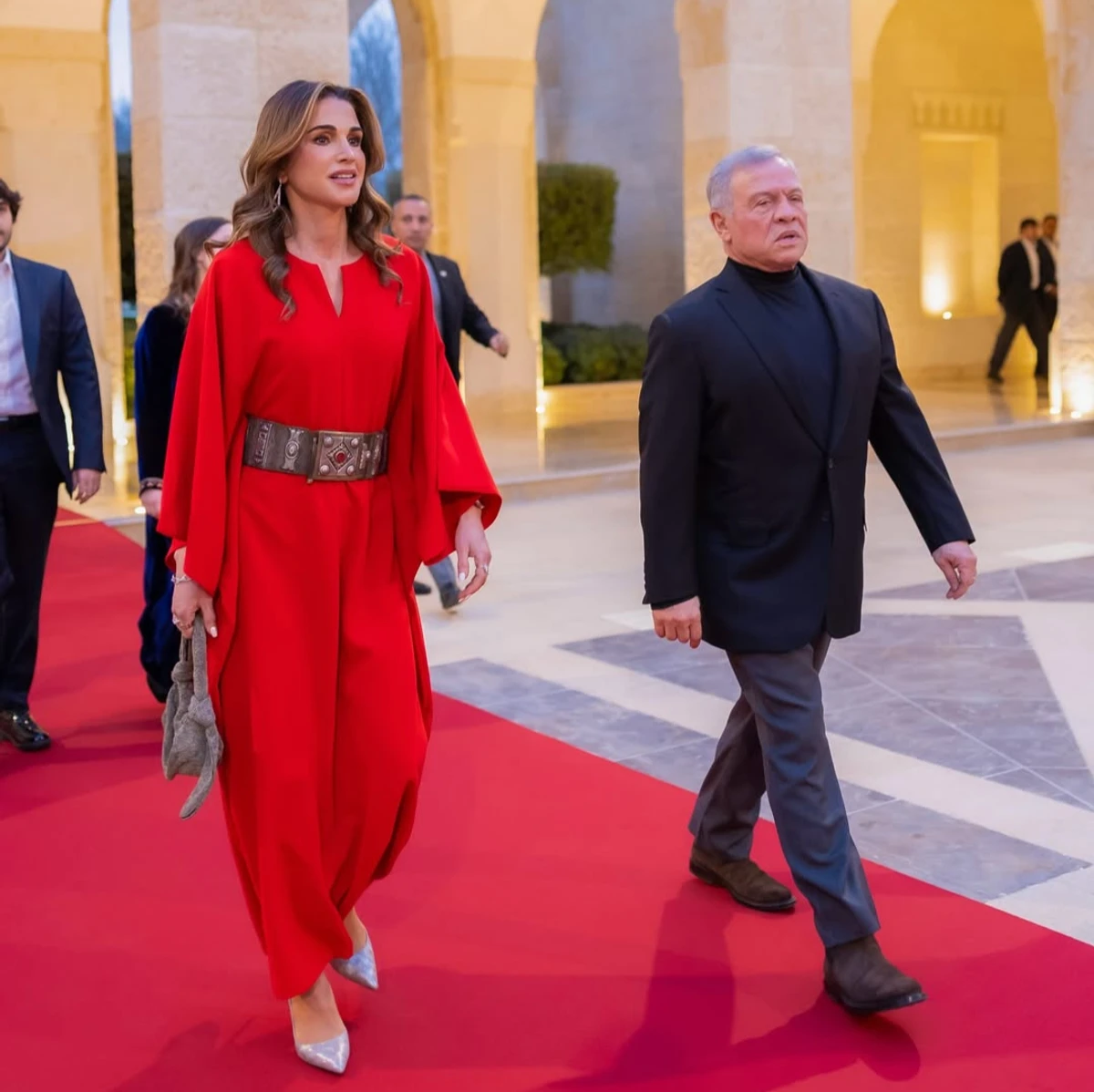 Королева Ранія у червоній сукні показалася з чоловіком на святі Рамадану