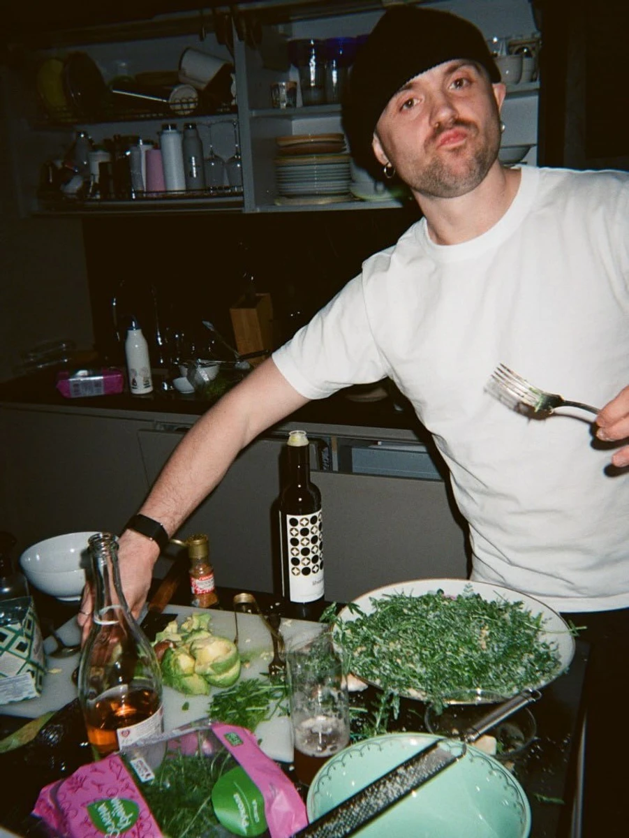 Міша Кацурін показався за готуванням на кухні