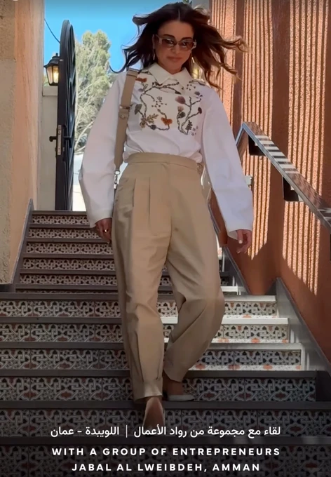 Королева Ранія вигуляла штани ніжного кольору та сорочку з квітами