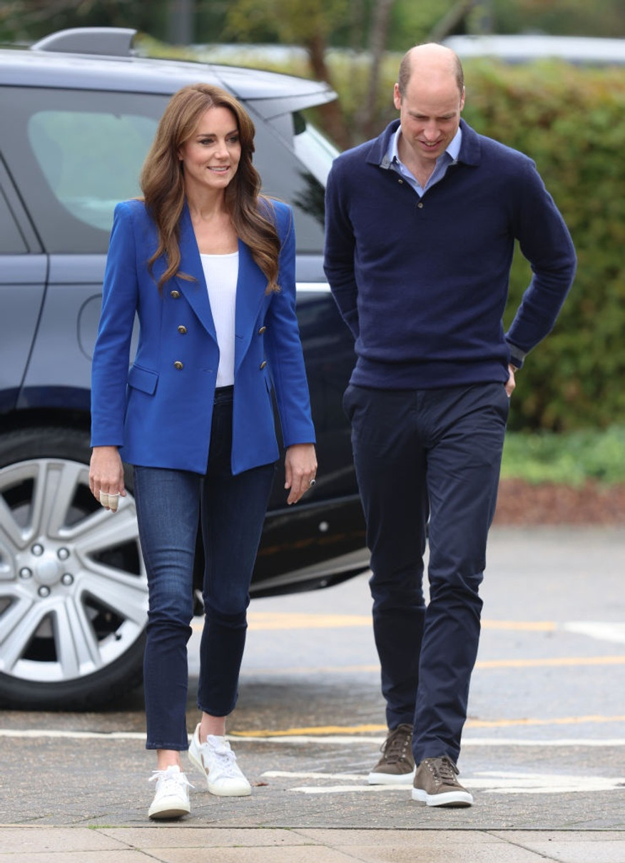 Принц та принцеса Вельські побували у спортивному центрі в місті Марлоу. На Кейт був піджак від Zara та улюблені кроси Veja 