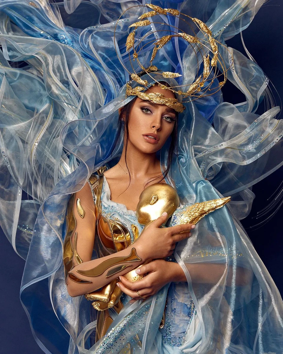 Ангеліна Усанова у національному костюмі